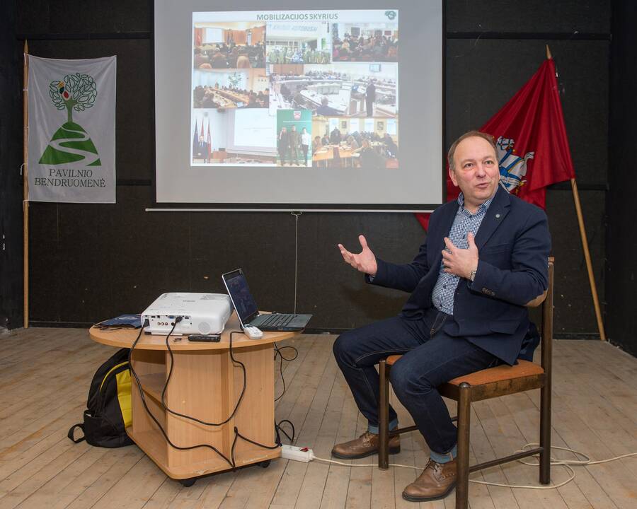 Įdomu: Pavilnio bendruomenė Kovo 11-osios proga susirinko pasiklausyti V.V.Vilkelio iš Krašto apsaugos ministerijos.