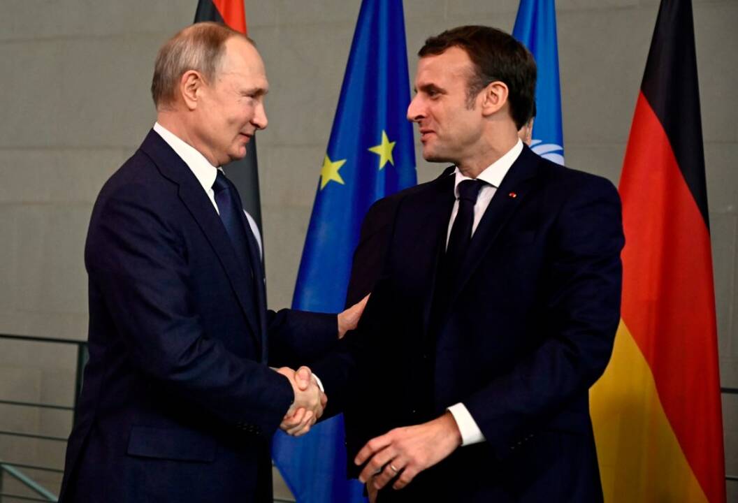 E. Macronas: naudinga palikti atvirą kelią dialogui su V. Putinu