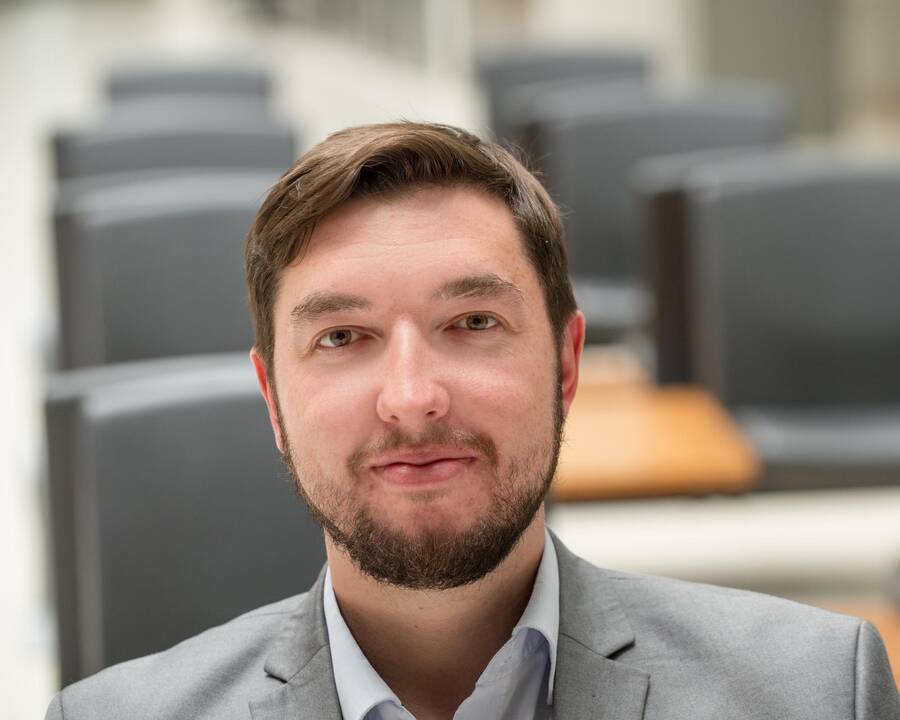 Realybė: politikai priiminėja rezoliucijas, o tėvai abejoja, kad jos suvaldys situaciją ir nebereikės mokyklose mokėti.