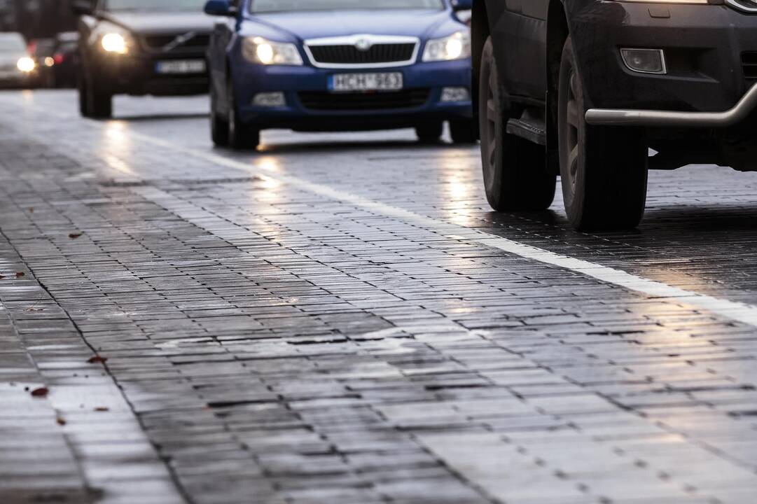 Keliuose yra slidžių ruožų