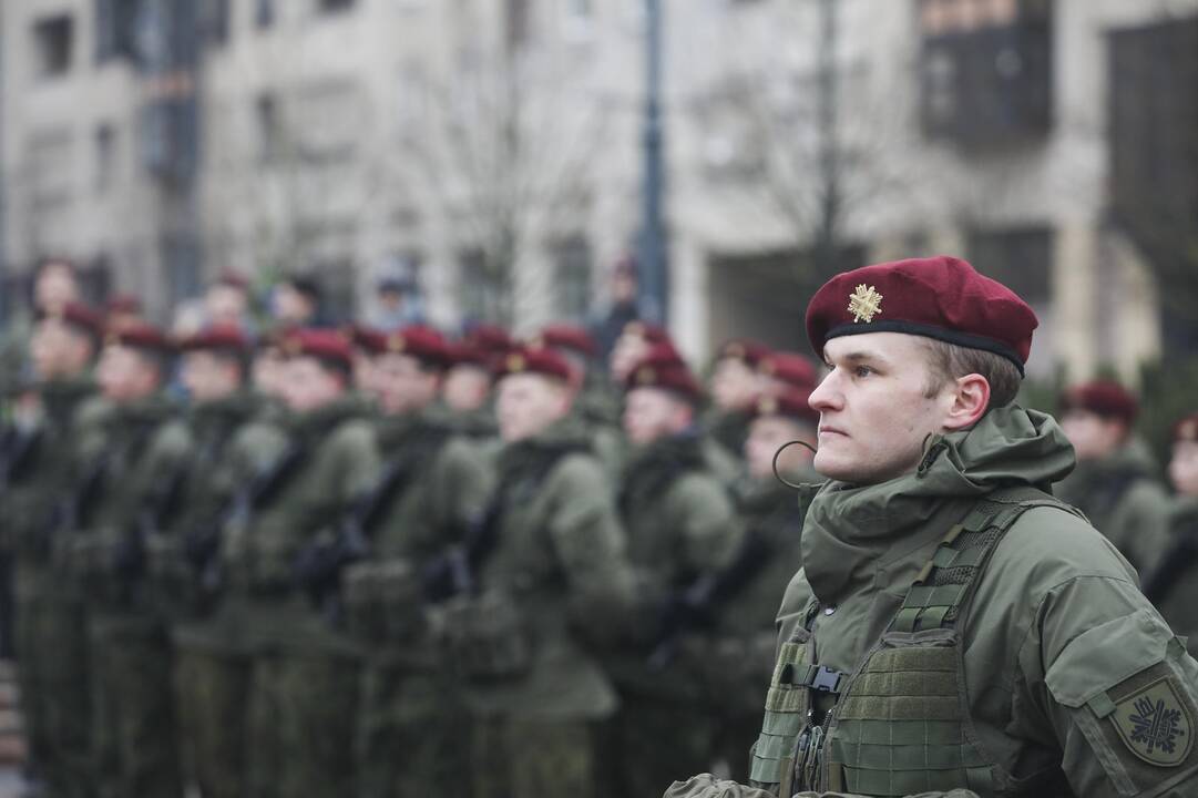 Iškilminga karių savanorių rikiuotė