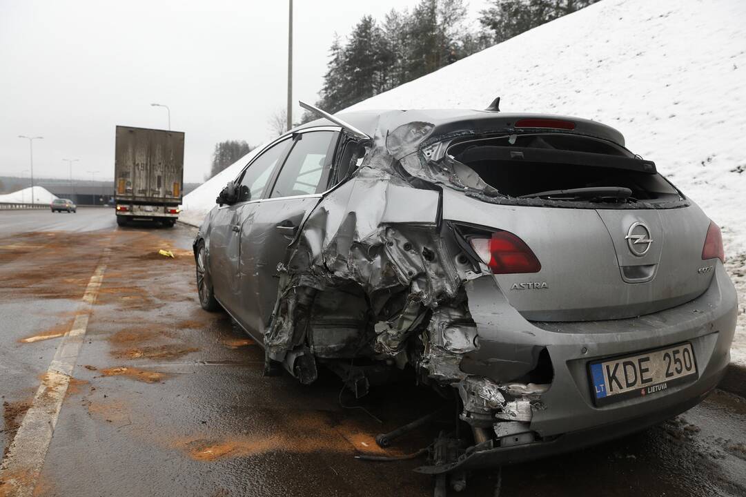 Per avariją Vilniuje išsiliejo dyzelinas