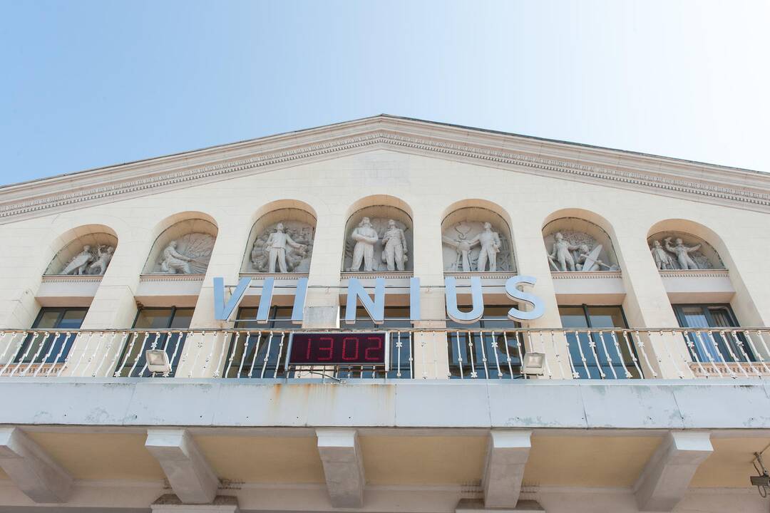 Kontrastai: modernėjantis Vilnius keleivius pasitinka tipiniu sovietiniu pastatu.
