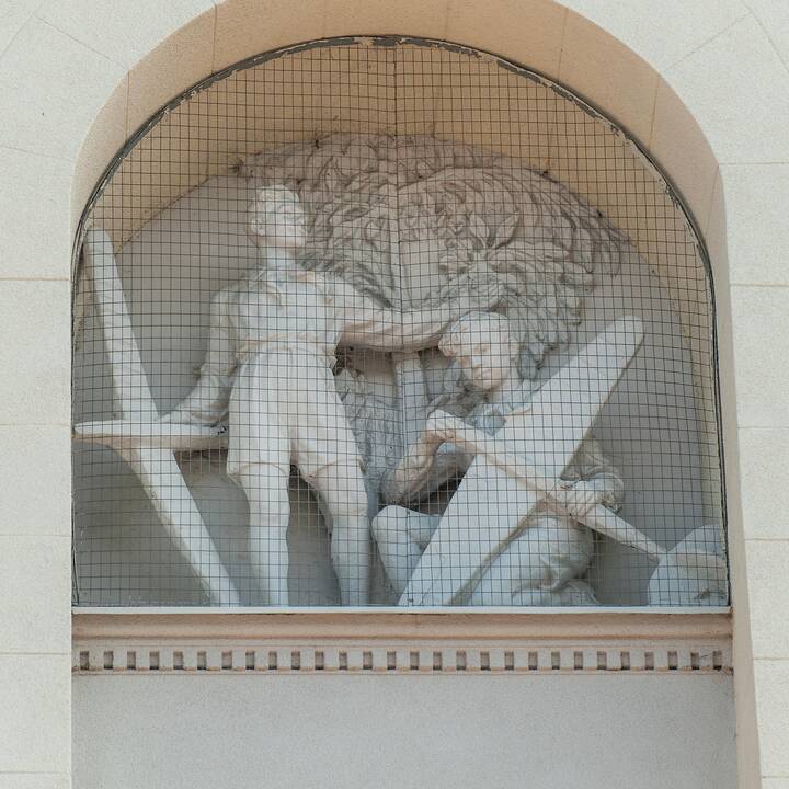 Kontrastai: modernėjantis Vilnius keleivius pasitinka tipiniu sovietiniu pastatu.