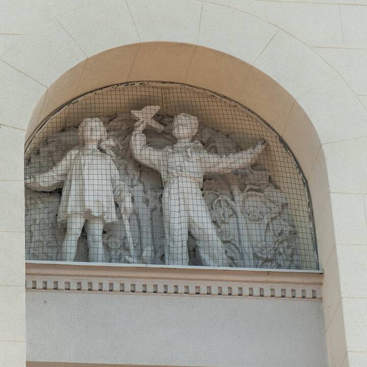 Kontrastai: modernėjantis Vilnius keleivius pasitinka tipiniu sovietiniu pastatu.