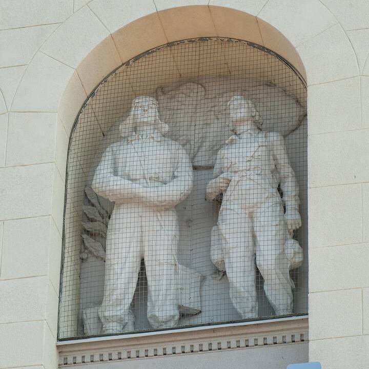 Kontrastai: modernėjantis Vilnius keleivius pasitinka tipiniu sovietiniu pastatu.