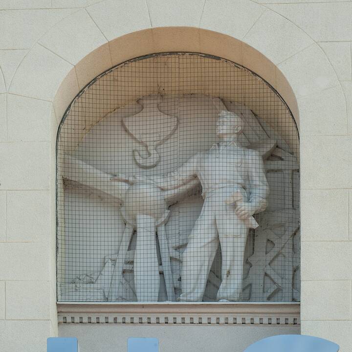 Kontrastai: modernėjantis Vilnius keleivius pasitinka tipiniu sovietiniu pastatu.