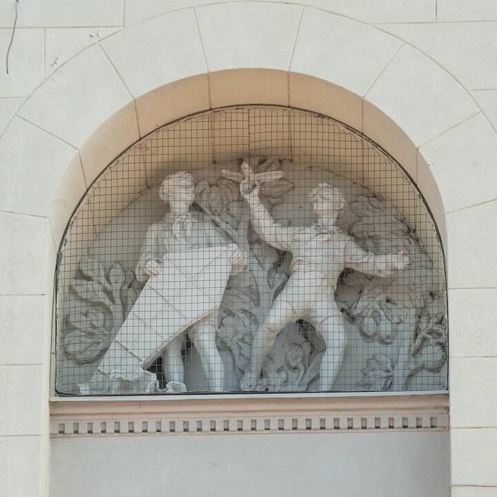 Kontrastai: modernėjantis Vilnius keleivius pasitinka tipiniu sovietiniu pastatu.