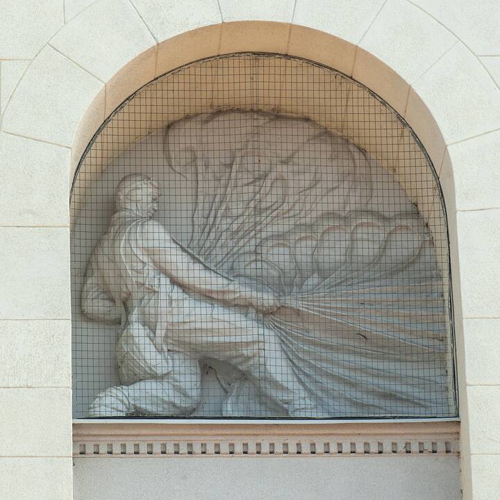 Kontrastai: modernėjantis Vilnius keleivius pasitinka tipiniu sovietiniu pastatu.