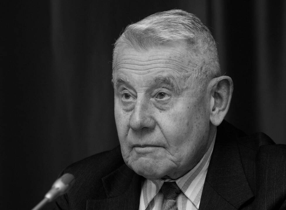 Vilniuje atsisveikinama su E. Gudavičiumi, išmokiusiu Lietuvą istorijos