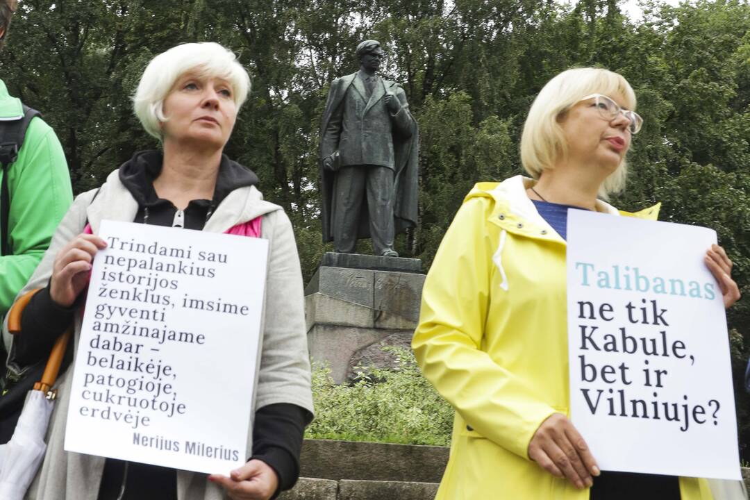 Socialdemokratų piketas dėl P. Cvirkos paminklo nukėlimo