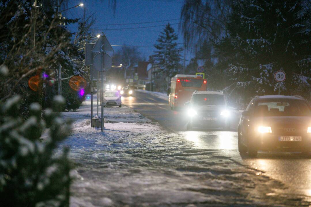 Rinkitės saugų greitį: naktį eismo sąlygas vietomis sunkins plikledis