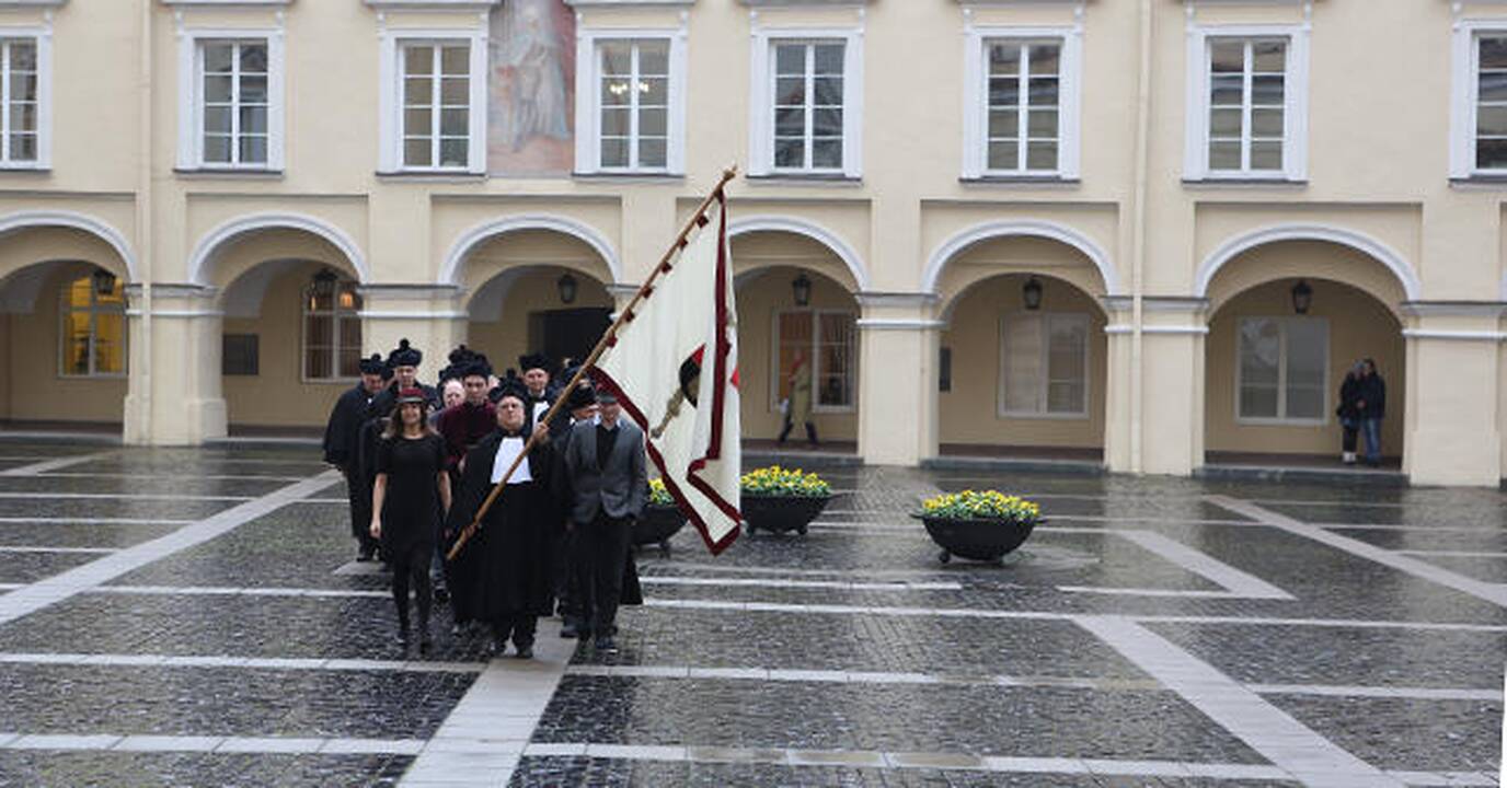 Mažai uždirbantiems mokslų daktarams VU nori mokėti garantines išmokas