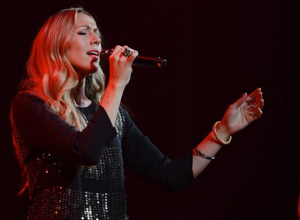 JAV dainininkė Colbie Caillat susižadėjo