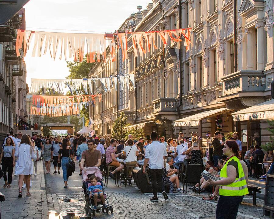 Realybė: Savičiaus gatvės gyventojai tampa savo namų kaliniais dėl vakarais ir savaitgaliais užplūstančių linksmybių ieškotojų.