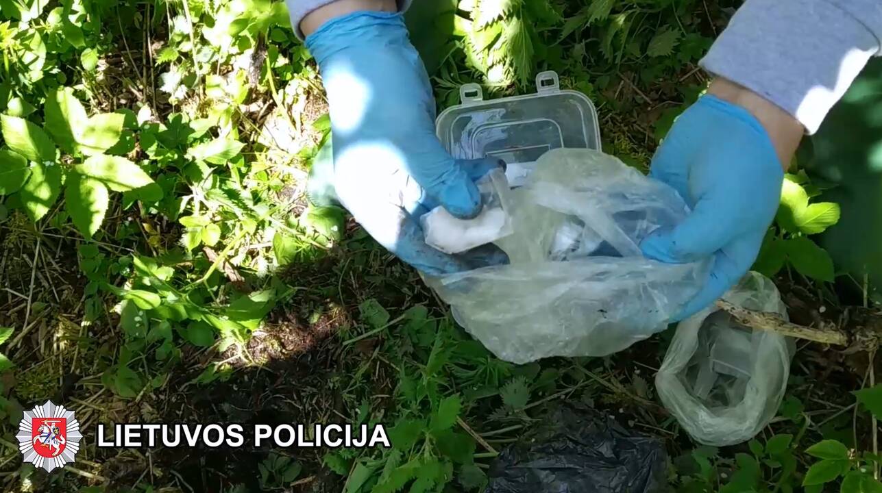 Pareigūnai sulaikė dvidešimtmetę narkotikų prekeivę: gresia ilgi metai belangės