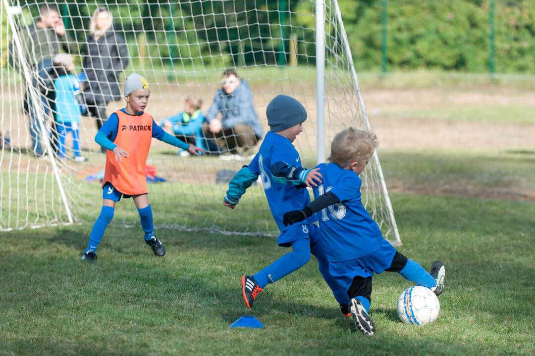 Tuščia: pernai pastatytas Pilaitės gimnazijos futbolo maniežas iki šiol stovi nenaudojamas.