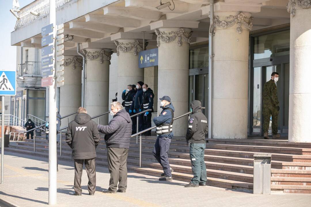 Visi grįžusieji į Vilnių iš užsienio izoliuojami viešbučiuose