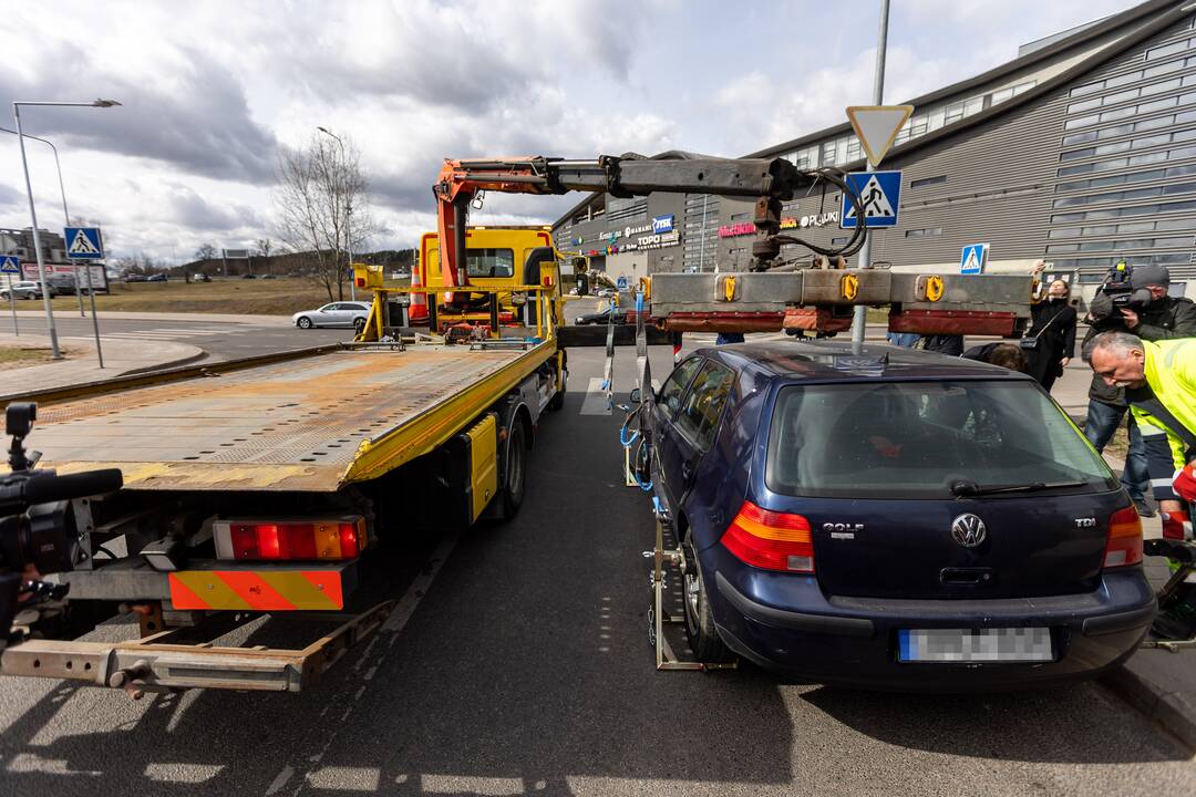 Spaudos konferencija dėl automobilių nutempimo