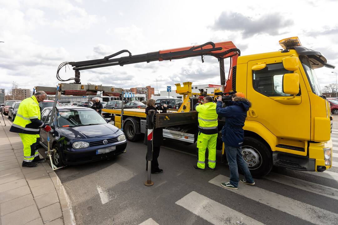 Spaudos konferencija dėl automobilių nutempimo