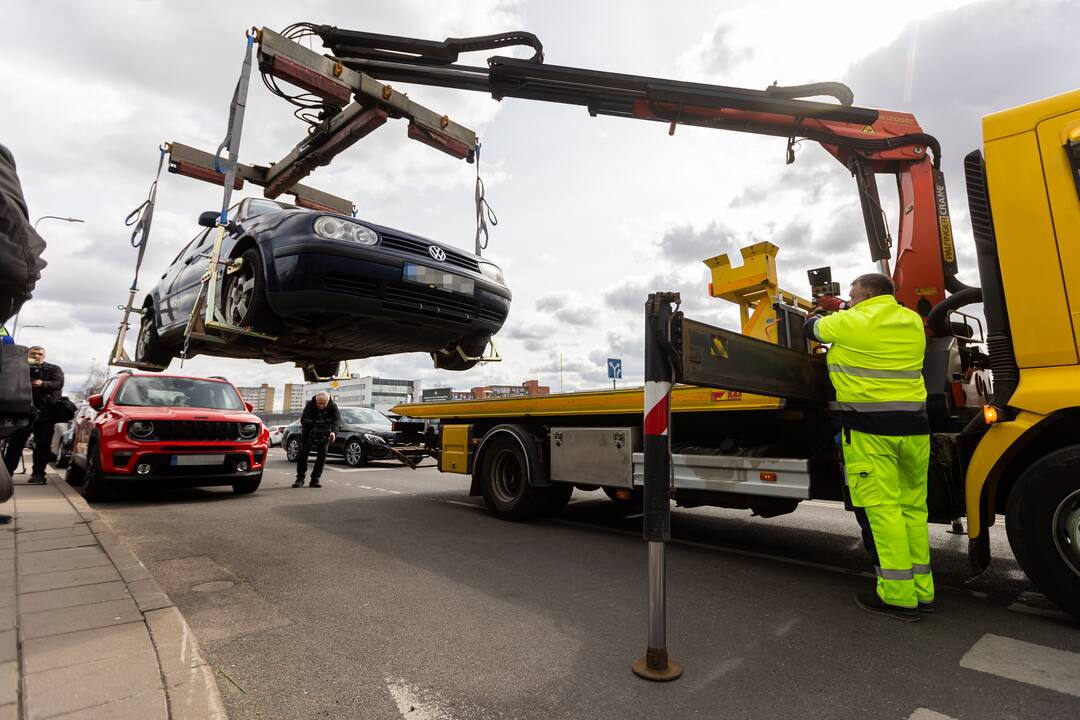 Spaudos konferencija dėl automobilių nutempimo