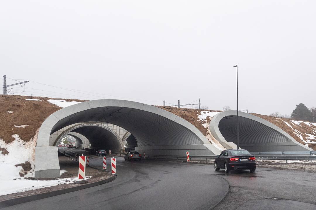 Eismas: A1 kelias – intensyviausias šalyje, tad ateityje ties Kaunu bus įrengtos papildomos eismo juostos.