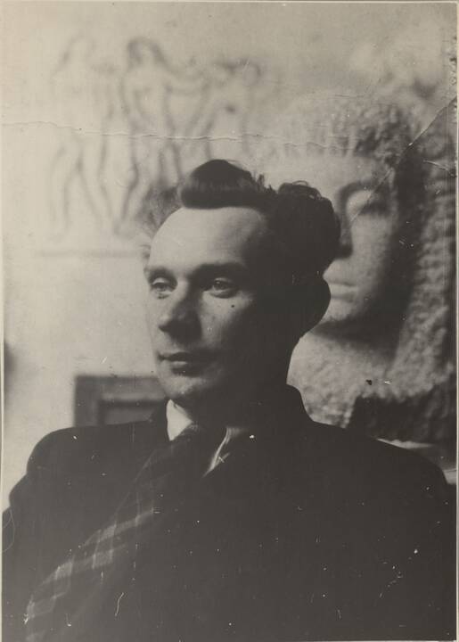 Žvilgsnis: A. Samuolis Juozo Mikėno kūrinio „Moters portretas“ fone, 1934 m