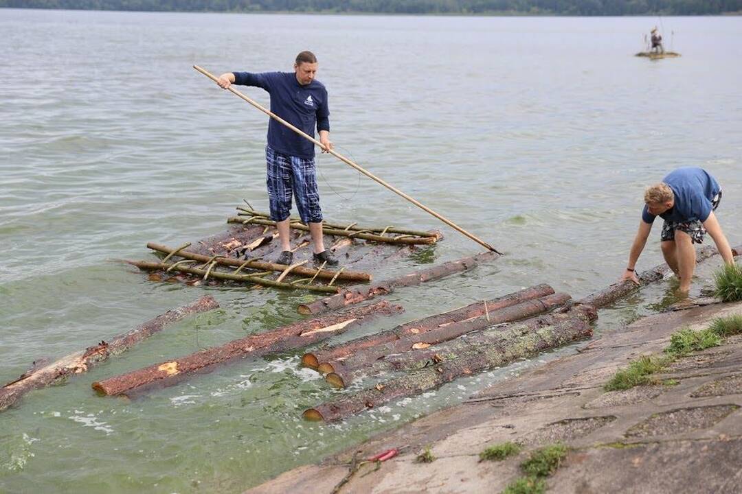 Sugrįžimas: pernai milžinai, kurie kadaise gyveno šiose apylinkėse, iš marių dugno iškėlė ir „lipančių iš vandens kaimą“ papildė spalvingomis trobelėmis.