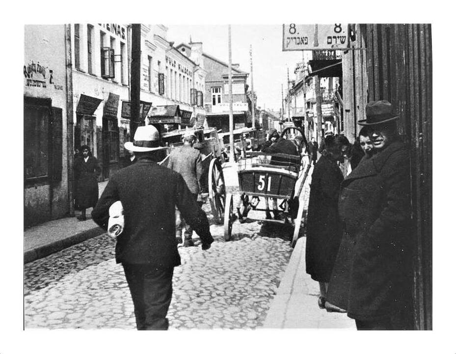 Istorija: M. Daukšos gatvė, jidiš vadinama Jatkever gas („Mėsinių gatvė“) – svarbiausia ir judriausia žydų gatvė tarpukario Kaune. Nuotraukoje matome Eljaševų namo numerį.