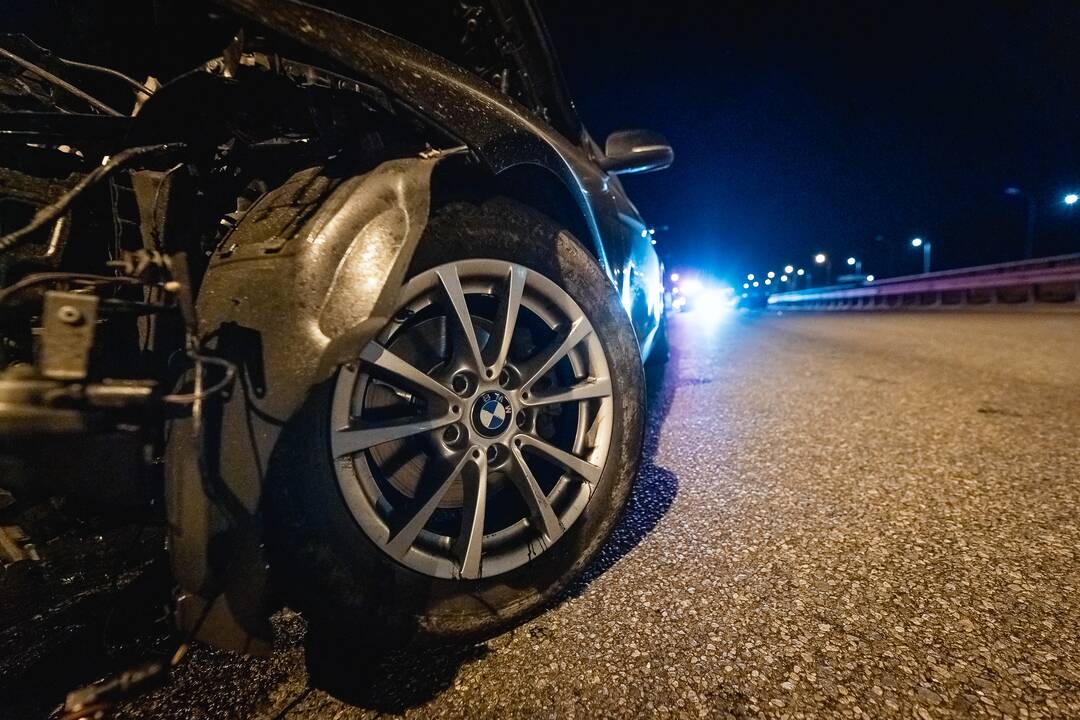 Patarimas: jei duobės kelyje išvengti nepavyks, reikia stabdyti, bet smūgio į duobę metu – atleisti stabdžio pedalą