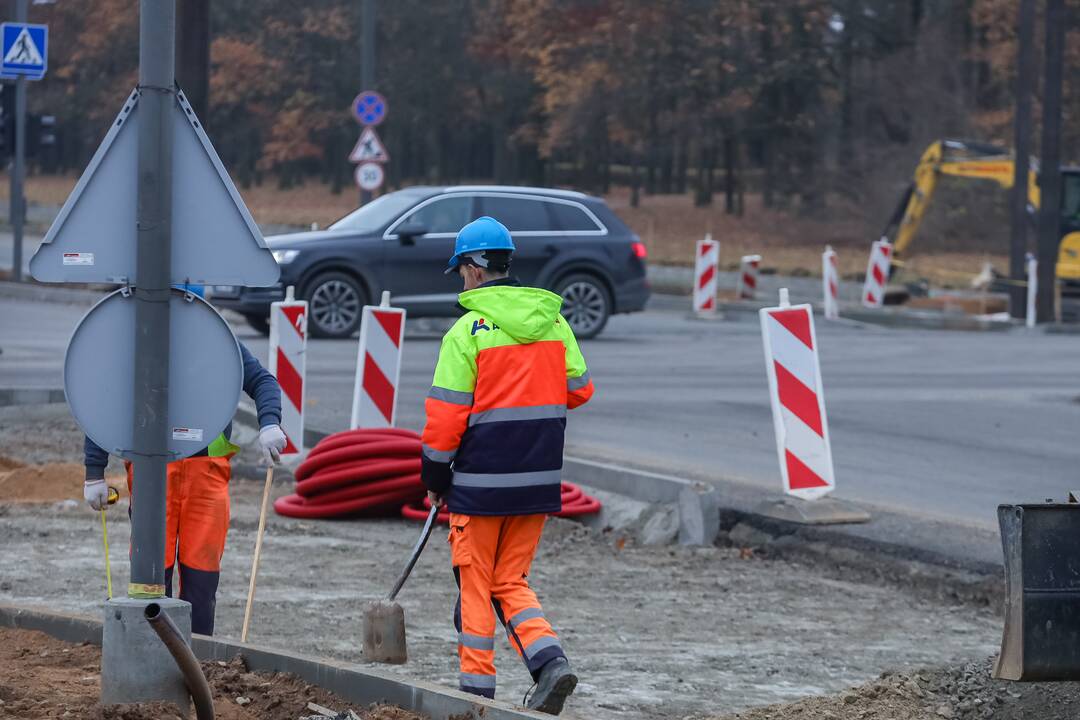 Patarimas: jei duobės kelyje išvengti nepavyks, reikia stabdyti, bet smūgio į duobę metu – atleisti stabdžio pedalą