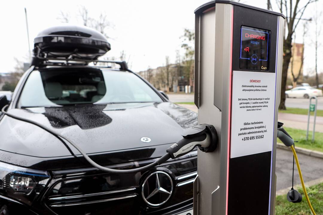 Ekonomija: per šalčius važiuojant vienam taupyti energiją galima šildant tik vairuotojo sėdynę ir vairą.