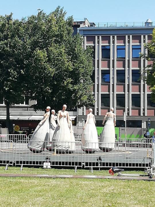Dėmesys: „Šermukšnyje“ žiūrovų dėmesį patraukė ir Senojo turgaus aikštėje rodytas ekstravagantiškojo Klaipėdos kūrėjo B. Šarkos pasirodymas.