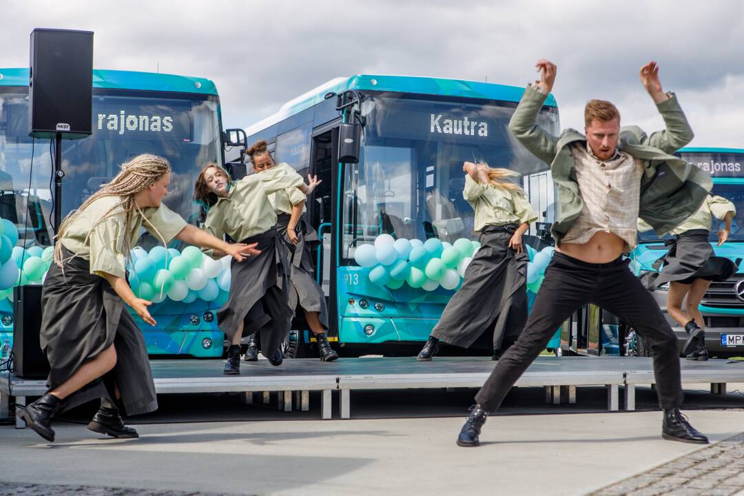 Ceremonija: perkirpus pristatymo šventės juostelę, smaragdiniai autobusai pasklido pakaunėje.