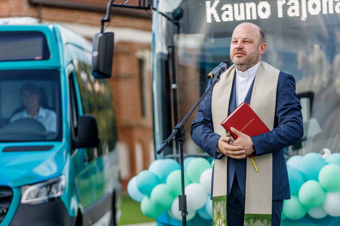 Ceremonija: perkirpus pristatymo šventės juostelę, smaragdiniai autobusai pasklido pakaunėje.