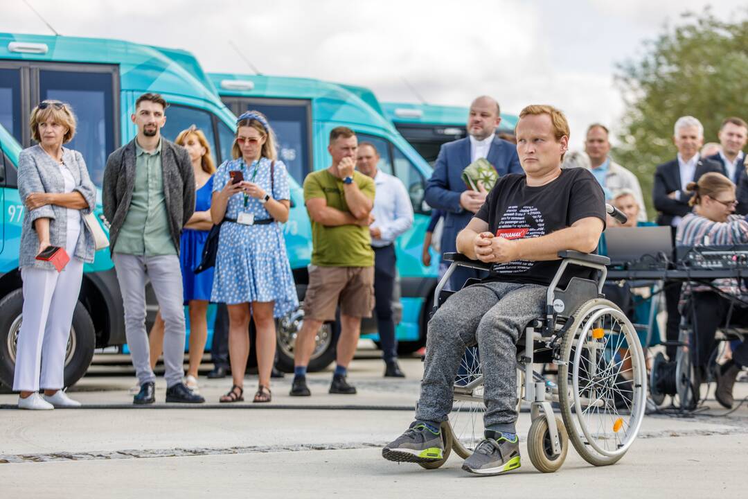 Ceremonija: perkirpus pristatymo šventės juostelę, smaragdiniai autobusai pasklido pakaunėje.