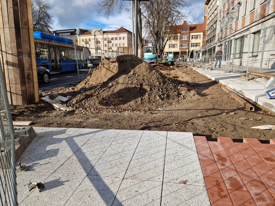 Triūsas: vakar duobėje, kur rengiamas pagrindas naujam šaligatviui, darbavosi keli vyrai.
