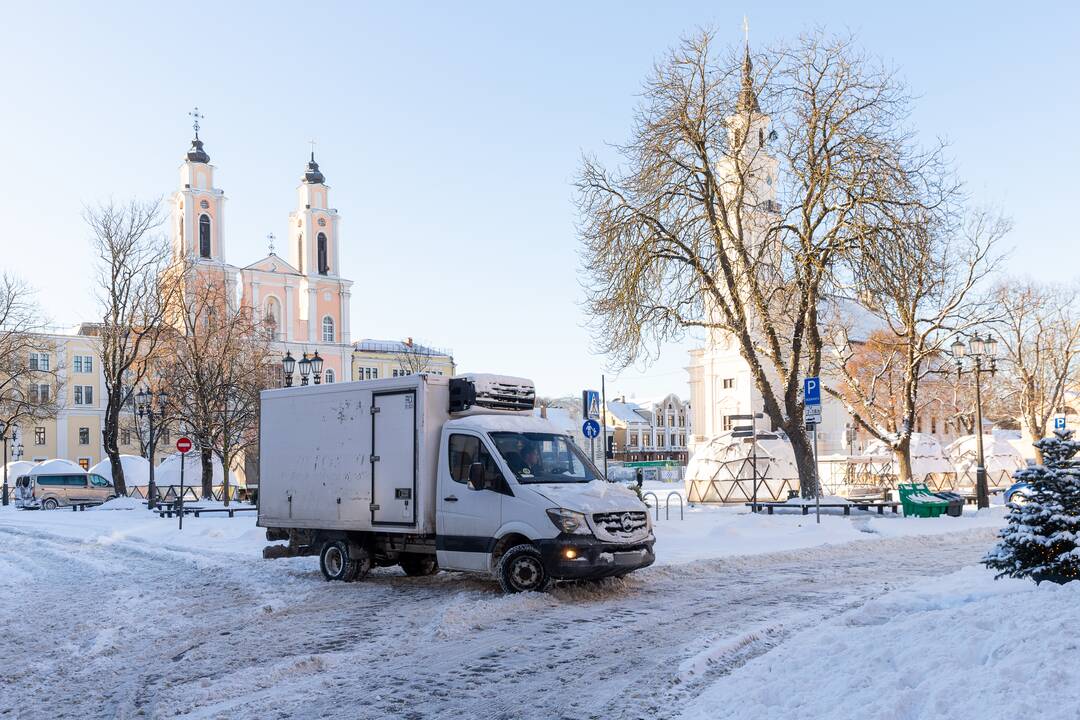 Patarimas: jei duobės kelyje išvengti nepavyks, reikia stabdyti, bet smūgio į duobę metu – atleisti stabdžio pedalą