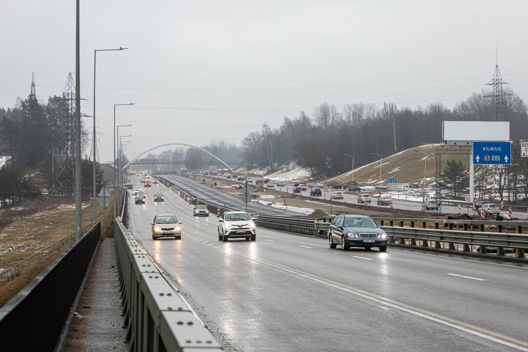 Eismas: A1 kelias – intensyviausias šalyje, tad ateityje ties Kaunu bus įrengtos papildomos eismo juostos.
