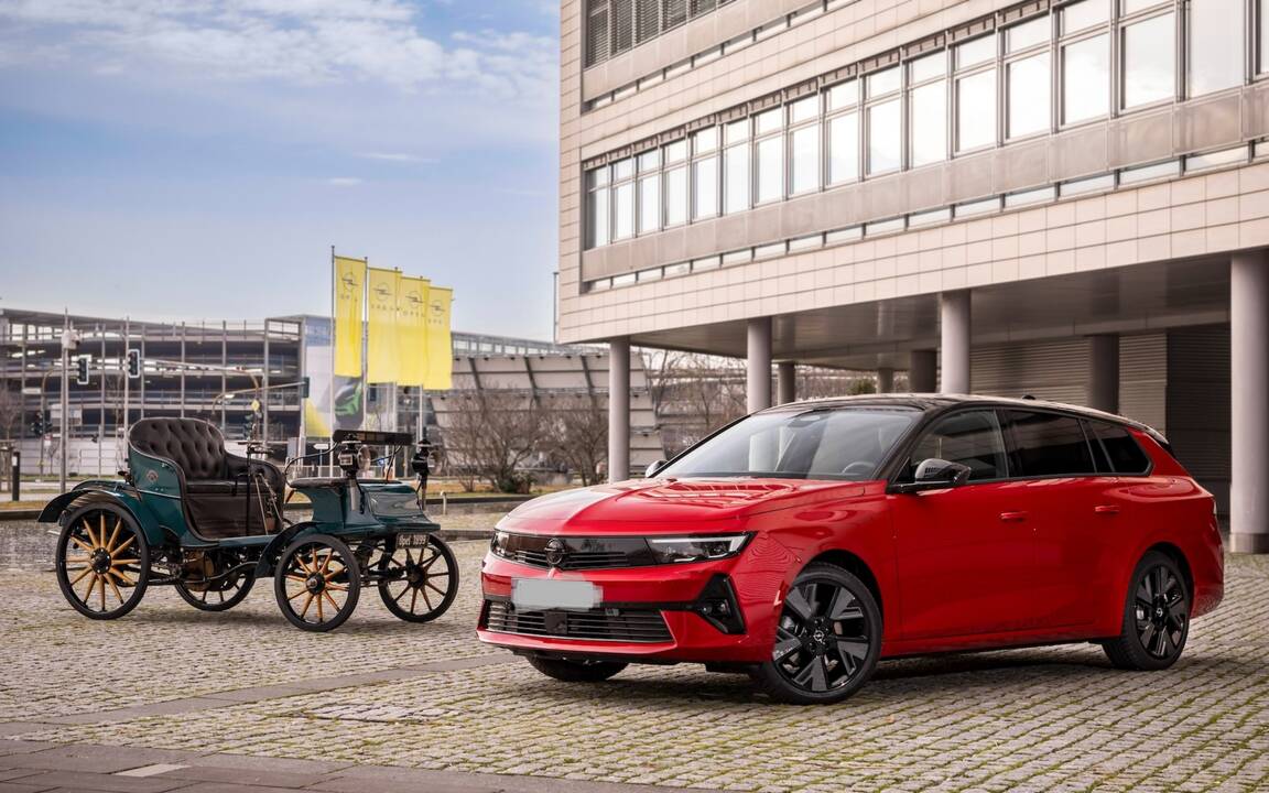 Tradicija: pirmas „Opel“ automobilis ir naujausias „Astra Sports Tourer Electric“ nuriedėjo nuo konvejerio Riuselsheime.