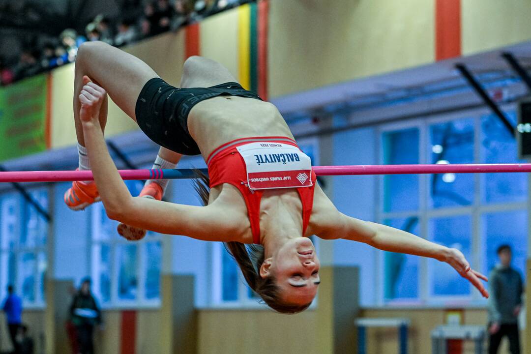 Greičiai: A. Dambrauskas (dešinėje) 60 m bėgimo finale aplenkė olimpietį G. Truskauską.