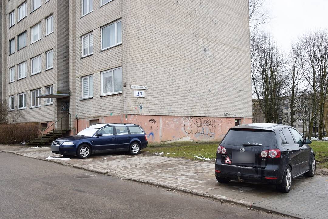 Trūkumas: neradę vietos kieme, gyventojai automobilius stato ant pėstiesiems skirtų takų, nes žmonės apskritai neturi kur jų palikti.