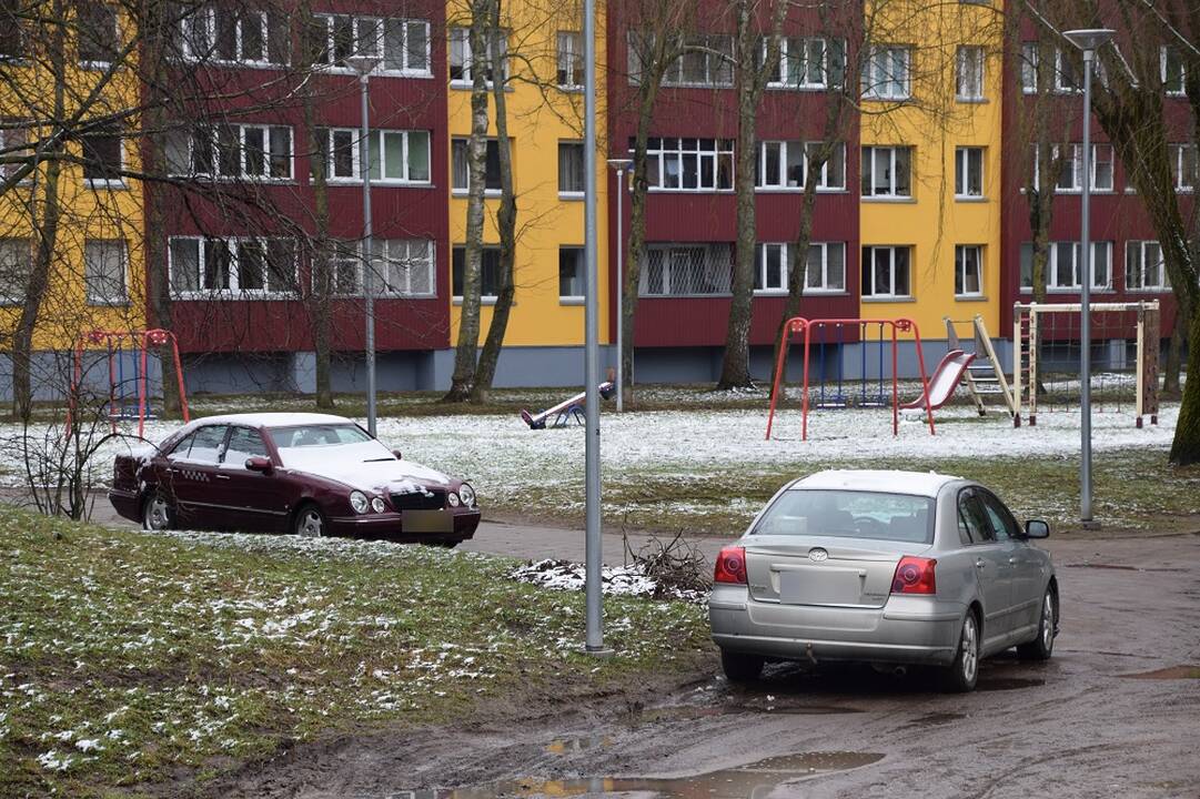 Trūkumas: neradę vietos kieme, gyventojai automobilius stato ant pėstiesiems skirtų takų, nes žmonės apskritai neturi kur jų palikti.