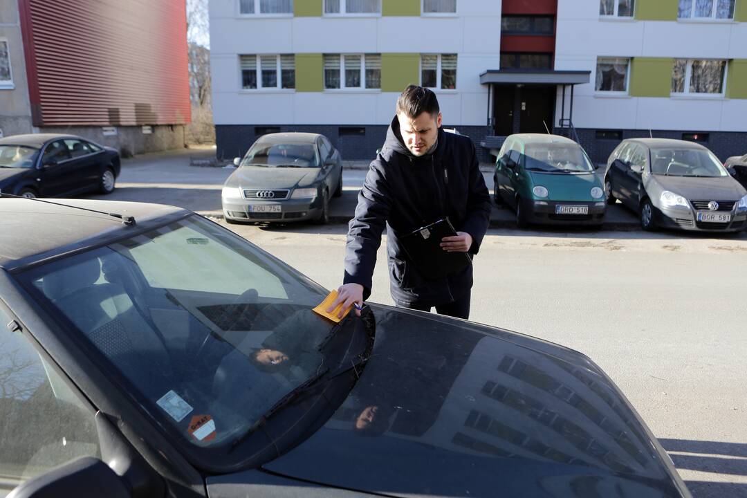 Paieškos: kiemuose be priežiūros palikti nevažiuojantys automobiliai užima vietą ir teršia aplinką.