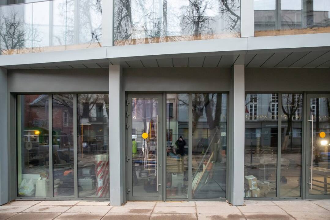 Vieta: šalia apgadintų automobilių aptikta ir medžio atplaiša nuo greta – Laisvės alėjoje – išdygusio naujos statybos daugiabučio.