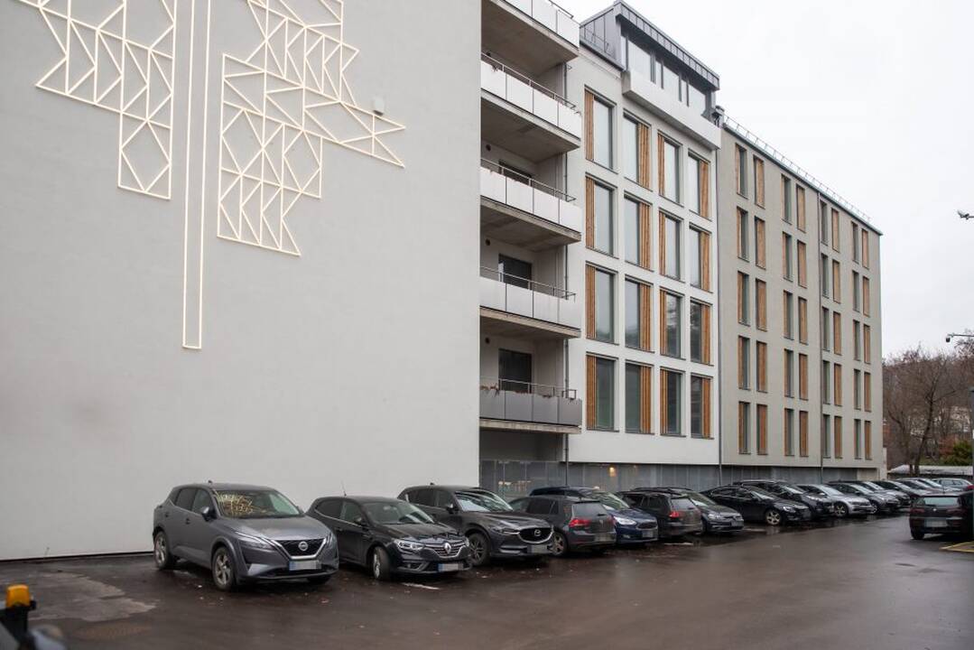 Vieta: šalia apgadintų automobilių aptikta ir medžio atplaiša nuo greta – Laisvės alėjoje – išdygusio naujos statybos daugiabučio.