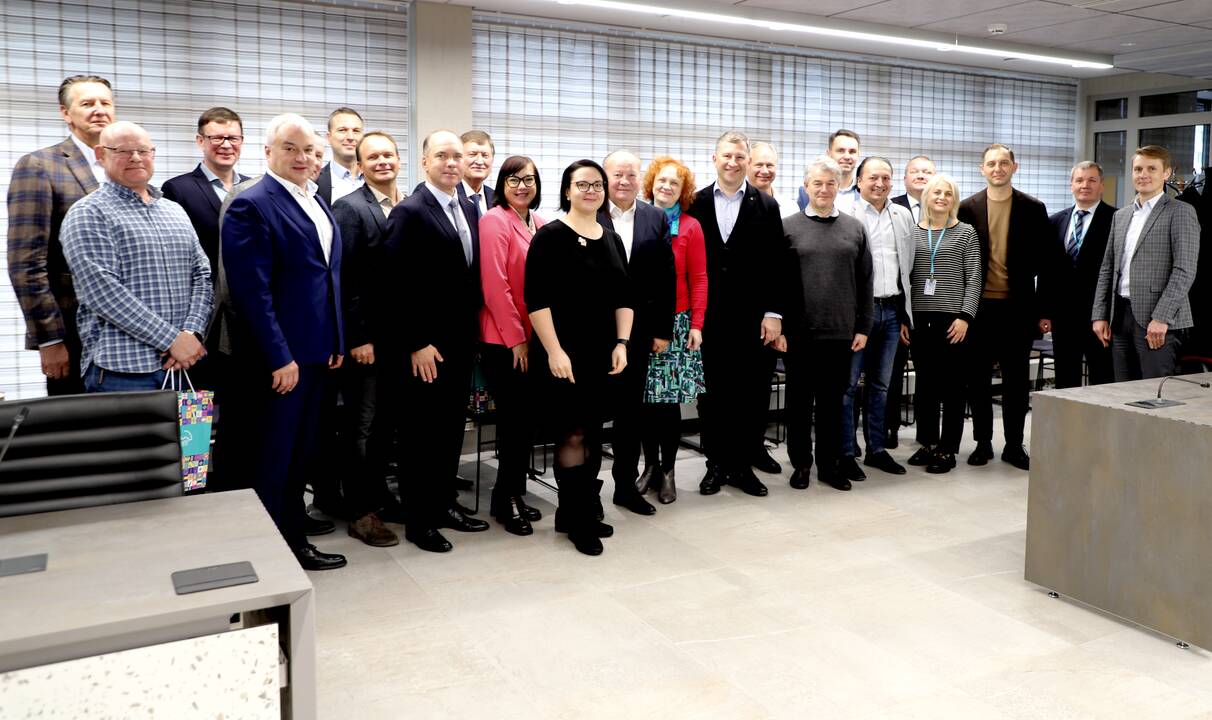 Bendradarbiavimas: atnaujintą sutartį pasirašė V. Makūnas ir M. Horbačauskas.