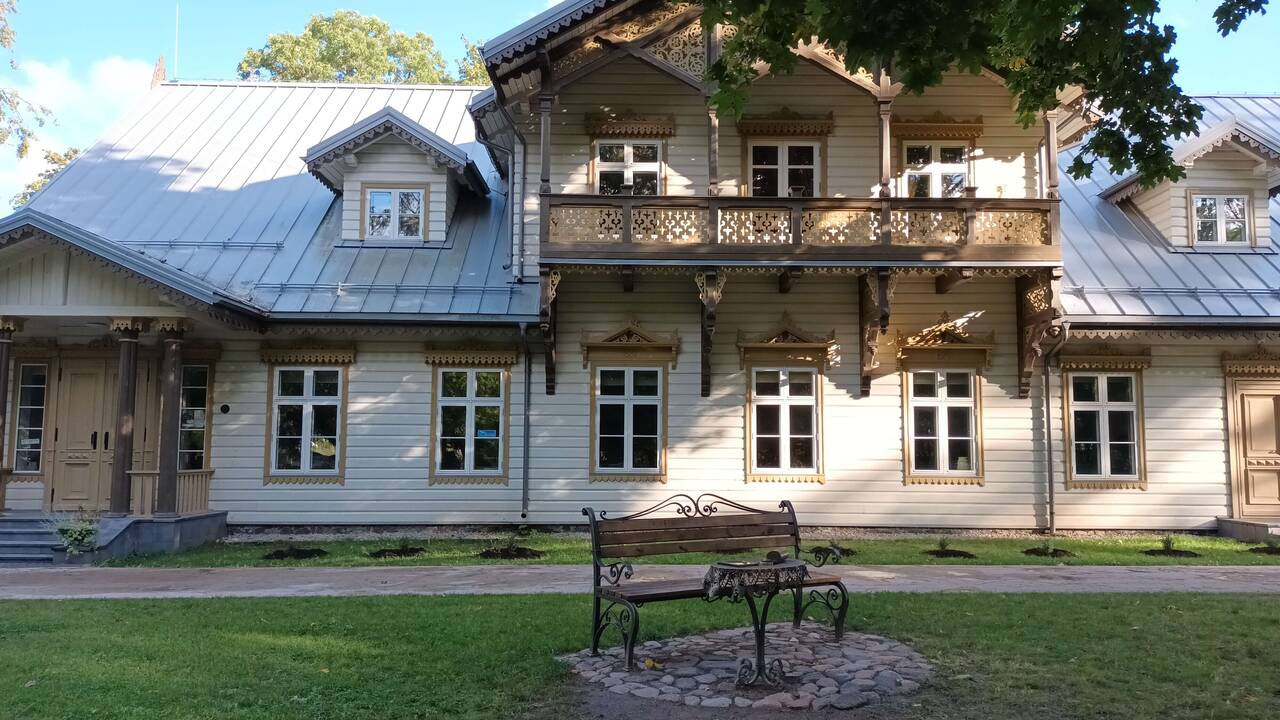 Akcentas: Verkiai – vienas vertingiausių šalies dvarų ansamblių. Dvaro fasadą puošia stilingos detalės.