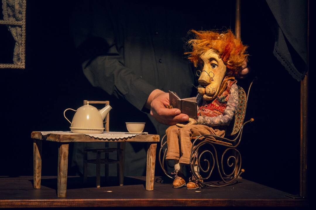 Jaukumas: spektaklio „Liūtas ir Paukštis“ kūrėjai pasaką seka pasitelkdami laikui nepavaldžias, bet kokio amžiaus žiūrovų mylimas tradicines teatro lėles.