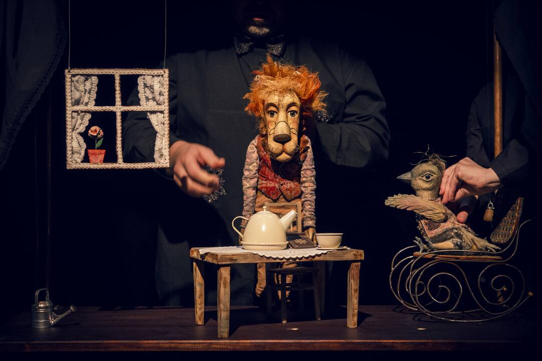 Jaukumas: spektaklio „Liūtas ir Paukštis“ kūrėjai pasaką seka pasitelkdami laikui nepavaldžias, bet kokio amžiaus žiūrovų mylimas tradicines teatro lėles.